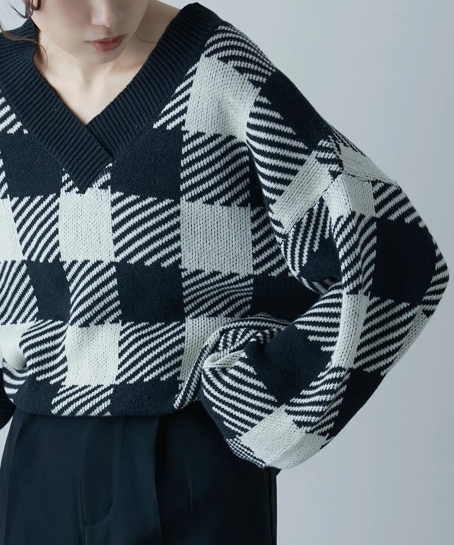Jacquard v-neck knit tops