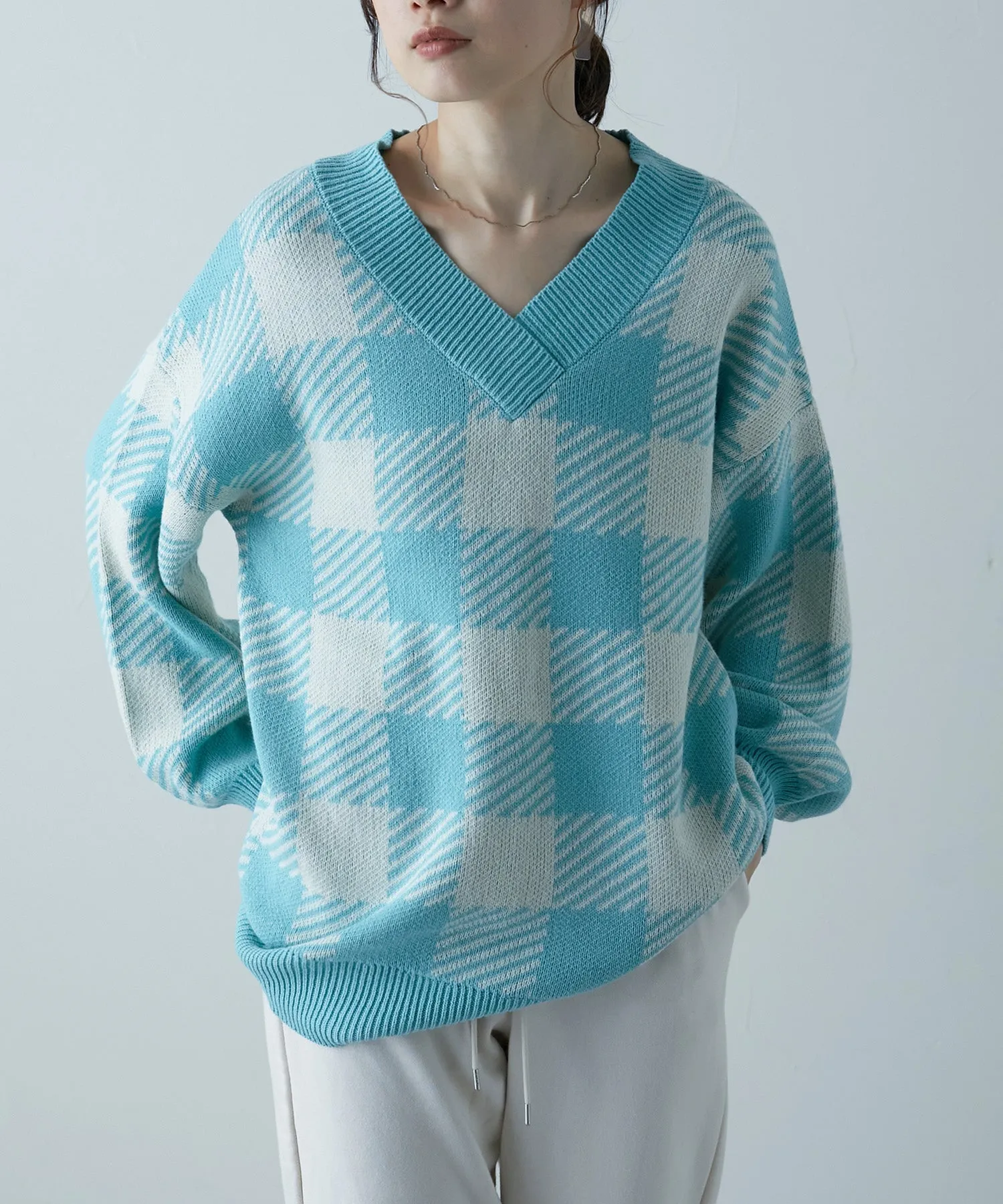 Jacquard v-neck knit tops
