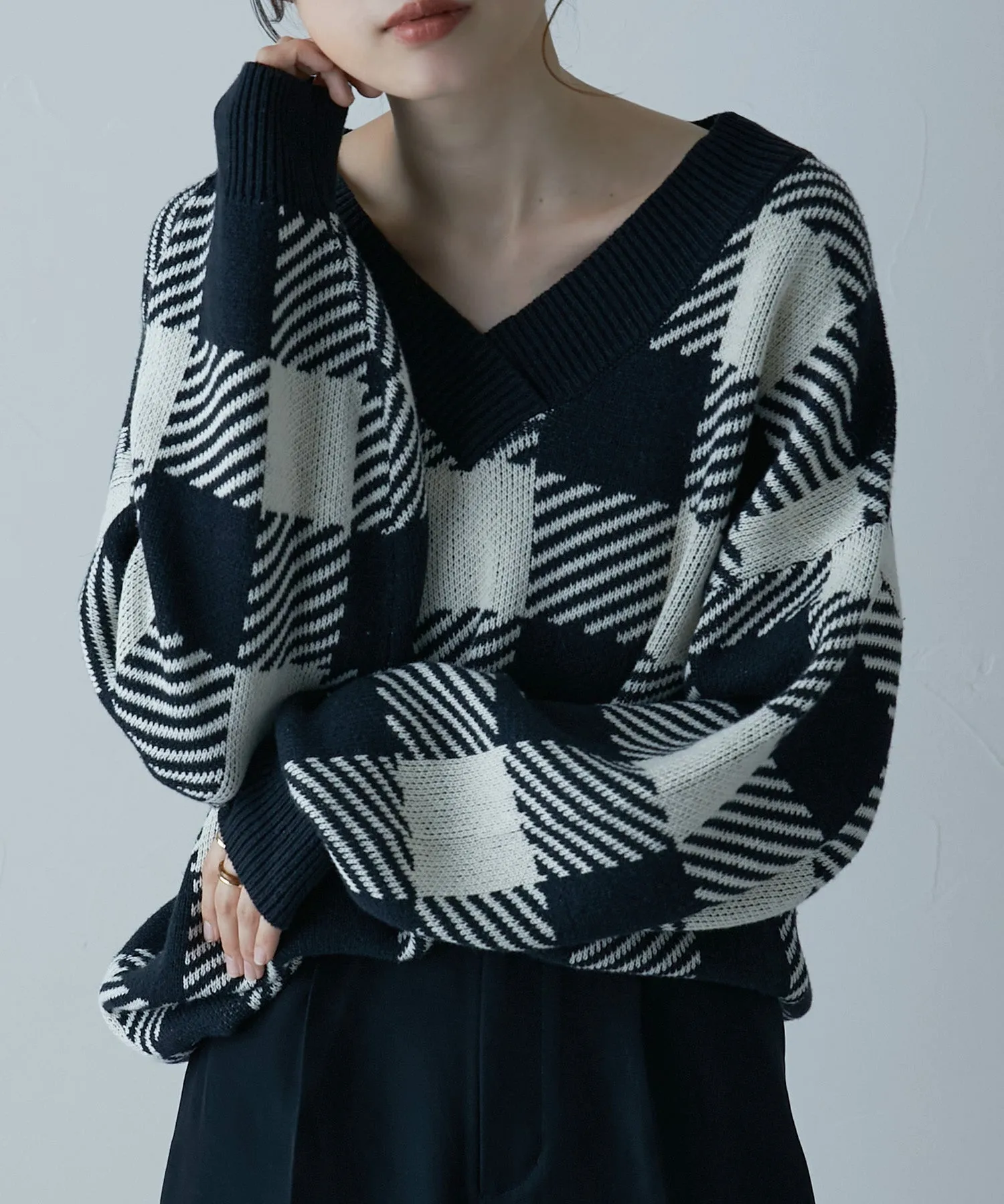 Jacquard v-neck knit tops