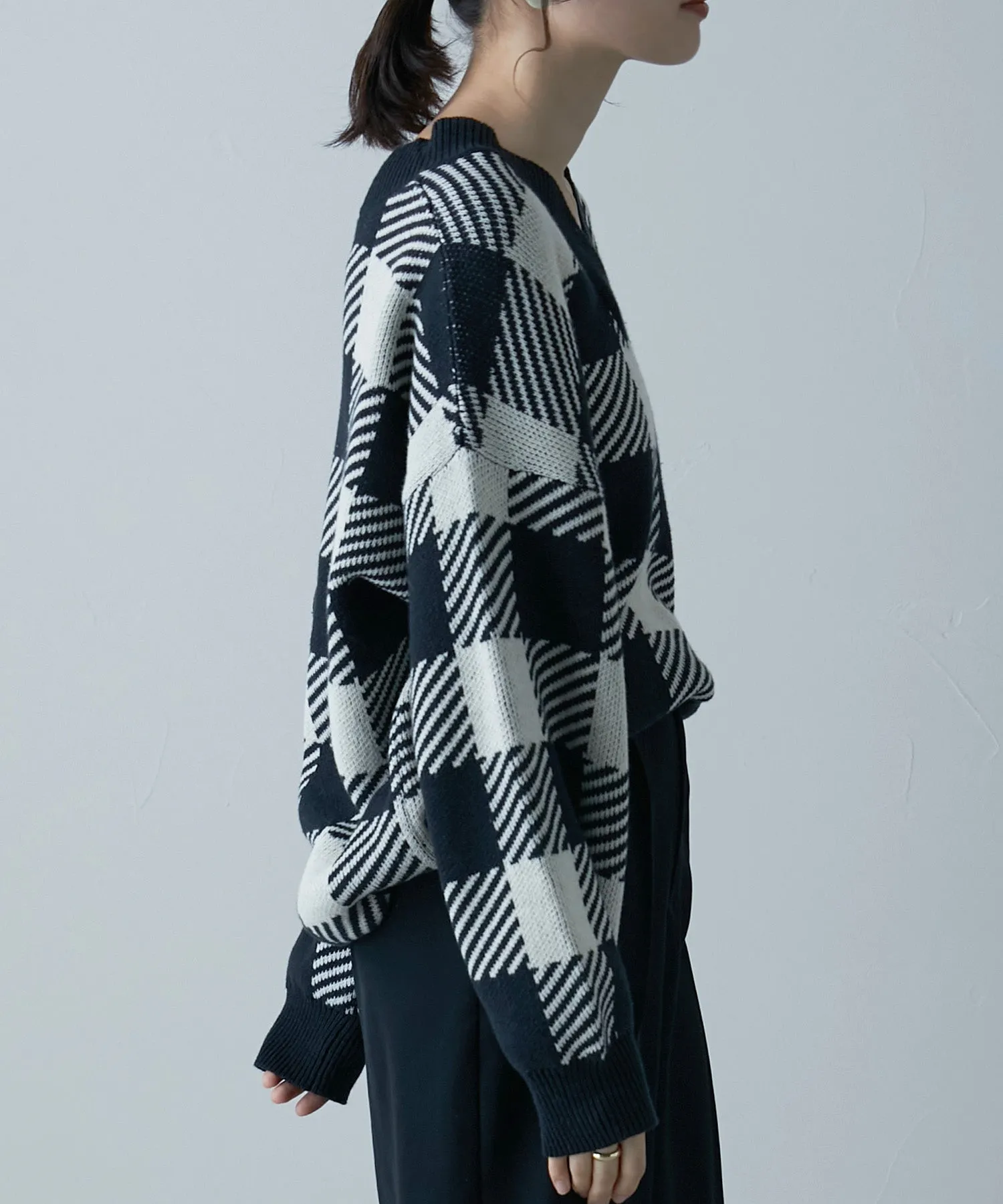 Jacquard v-neck knit tops