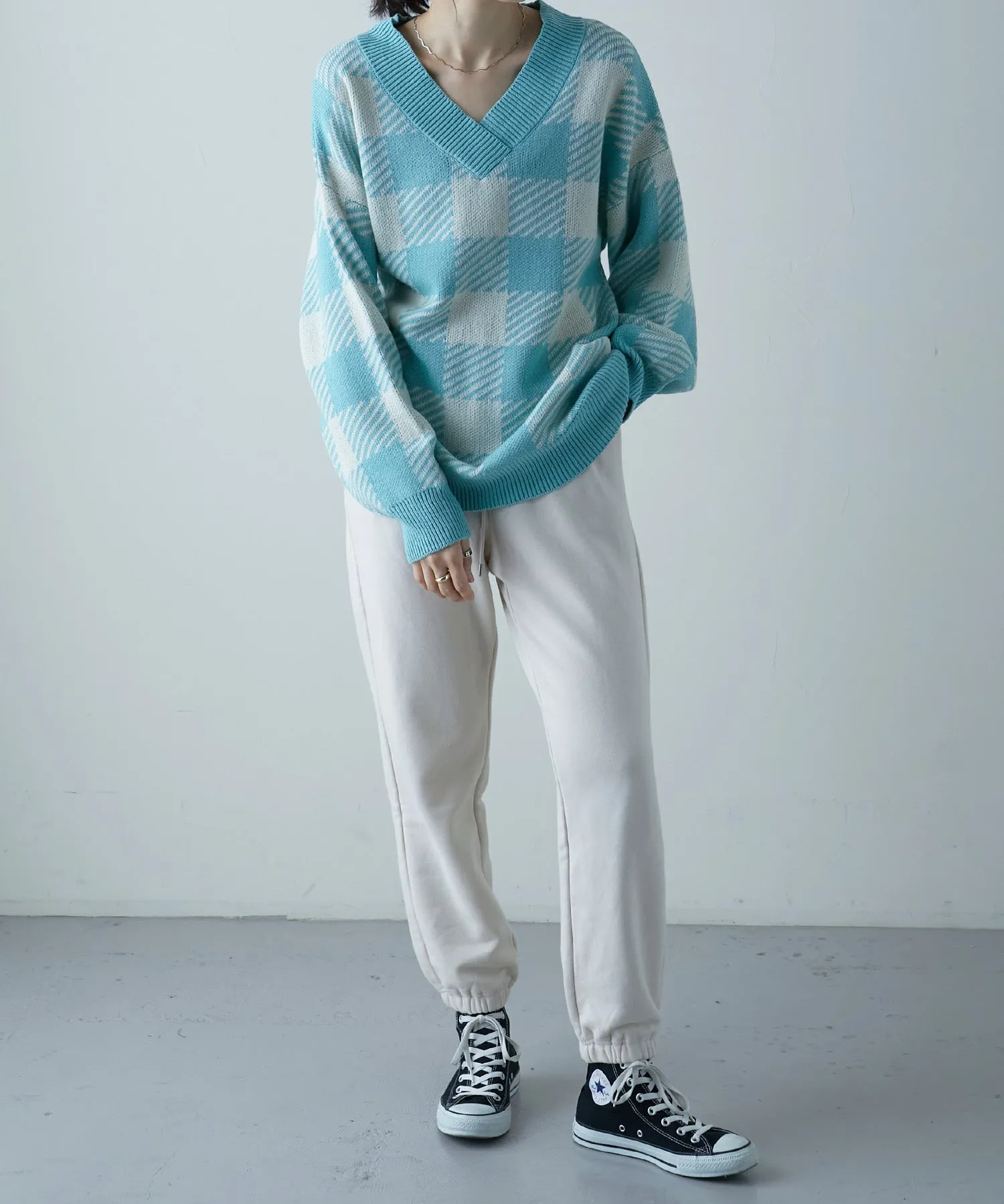 Jacquard v-neck knit tops