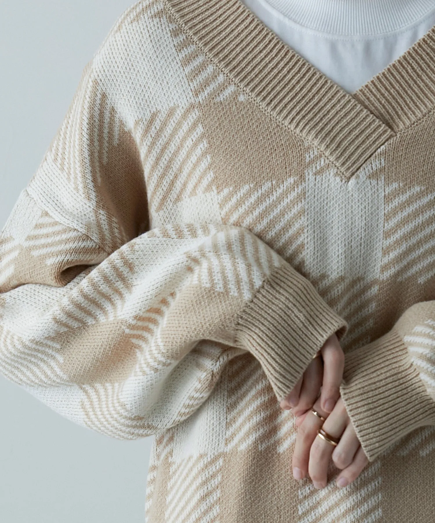Jacquard v-neck knit tops
