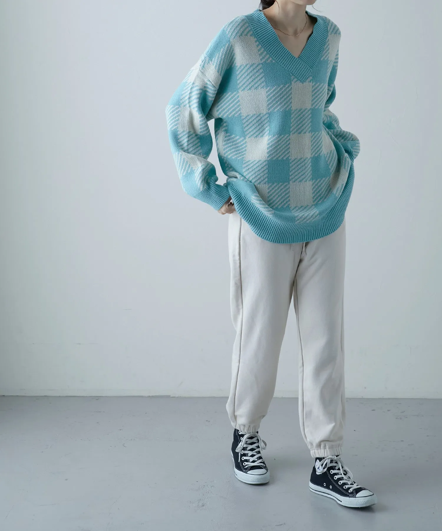 Jacquard v-neck knit tops