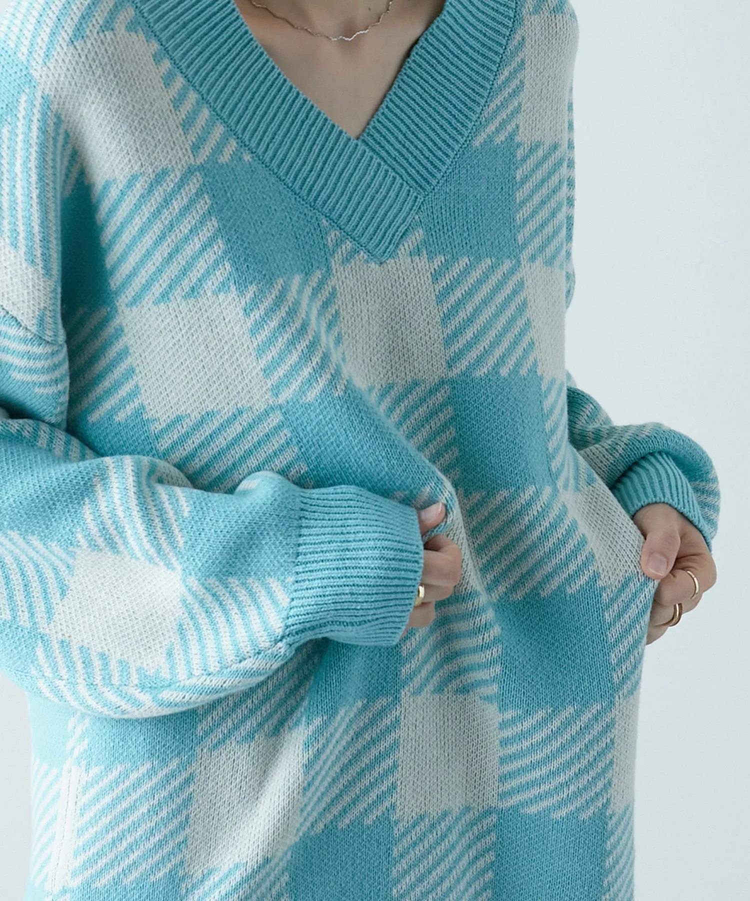 Jacquard v-neck knit tops