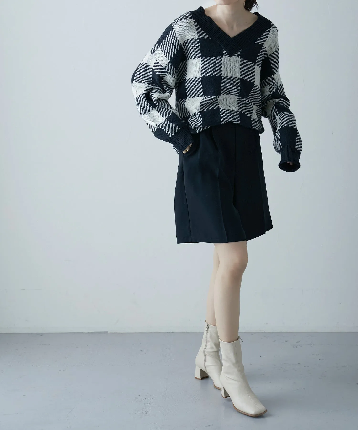 Jacquard v-neck knit tops