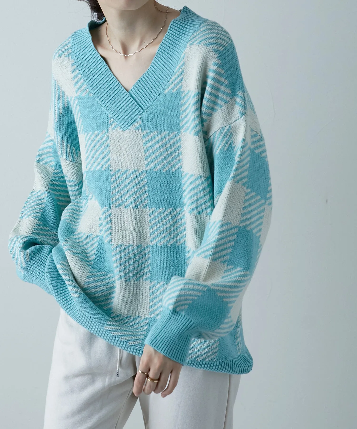 Jacquard v-neck knit tops