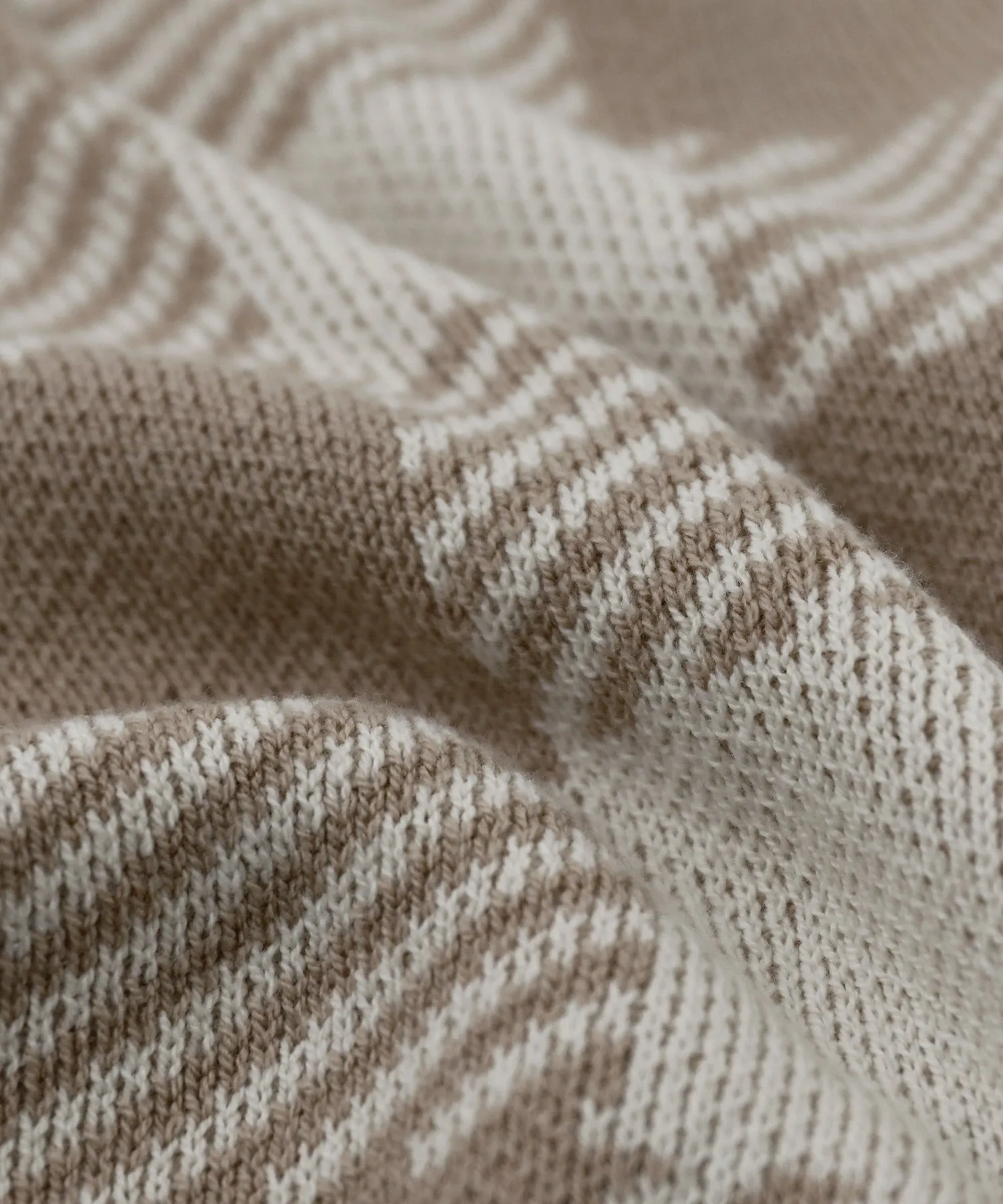 Jacquard v-neck knit tops