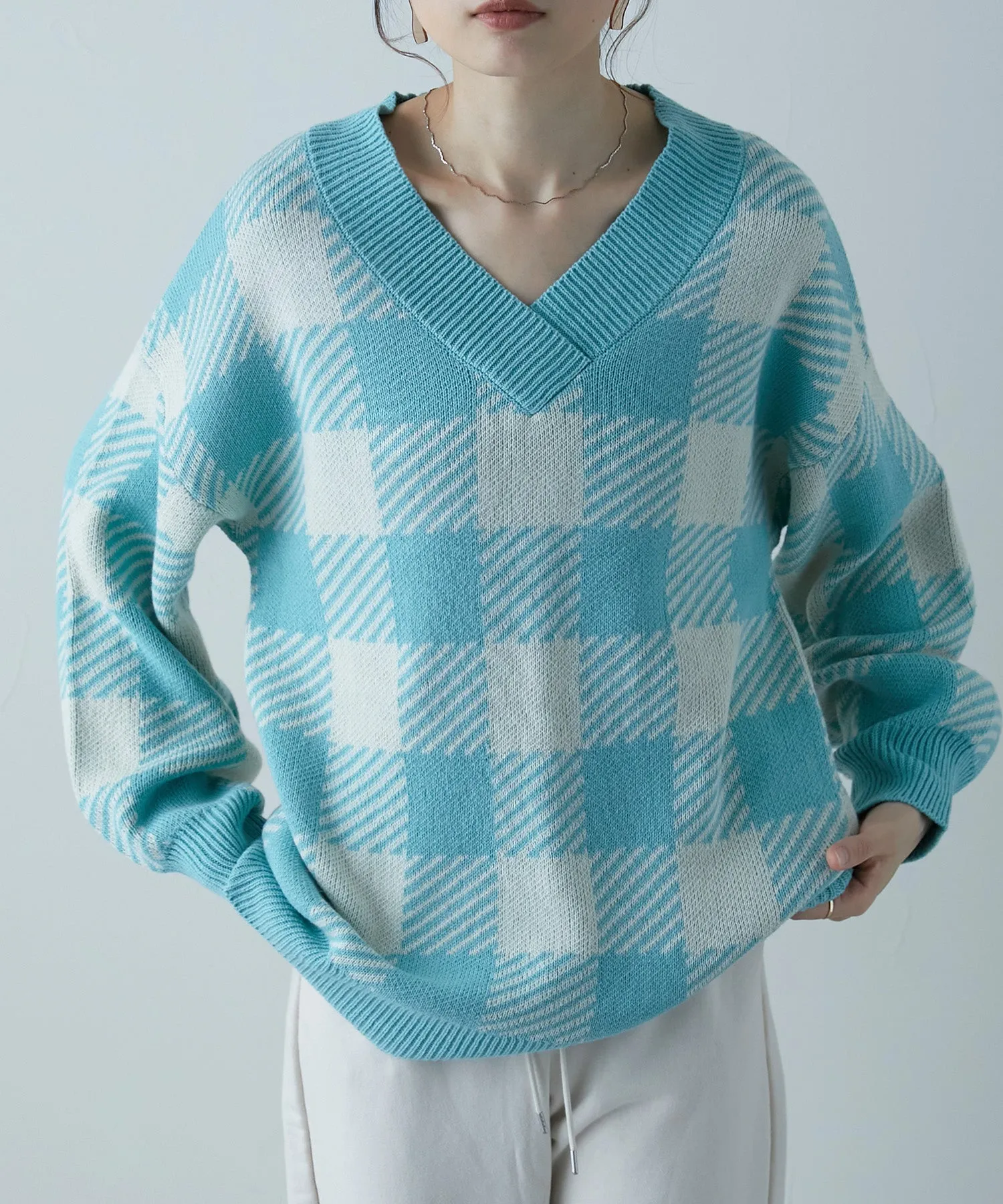 Jacquard v-neck knit tops