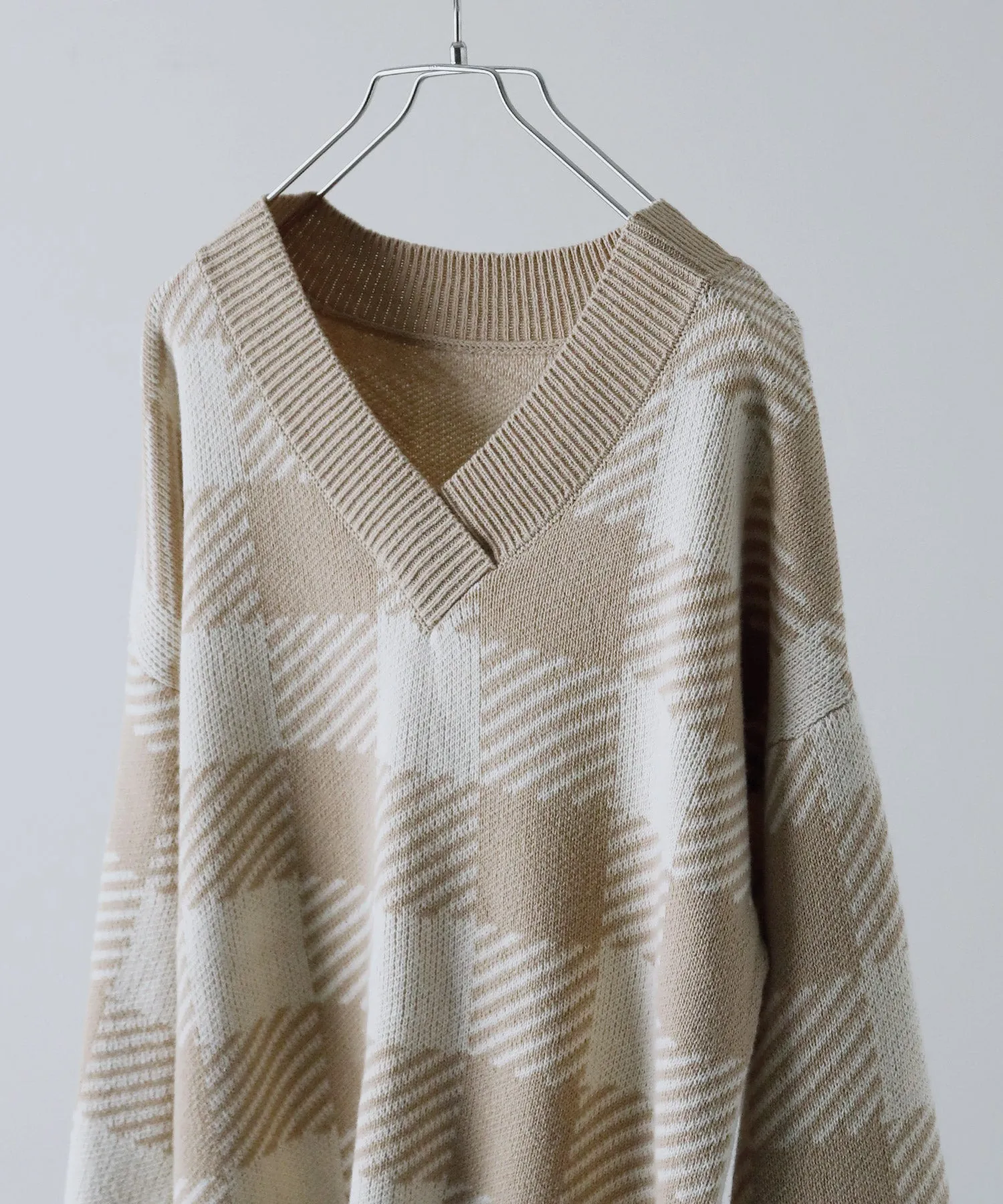 Jacquard v-neck knit tops
