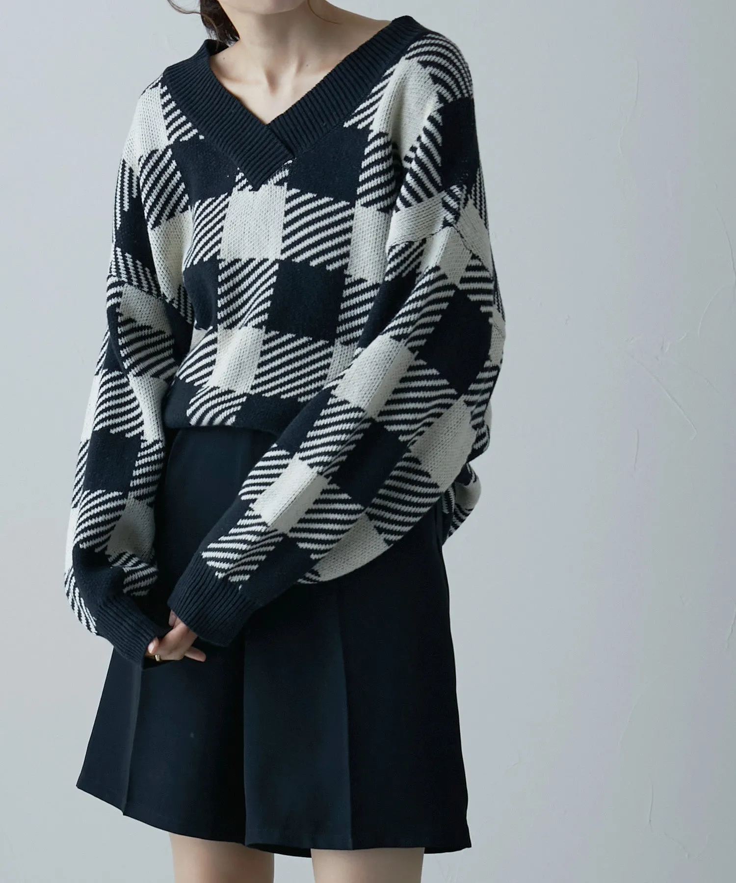 Jacquard v-neck knit tops