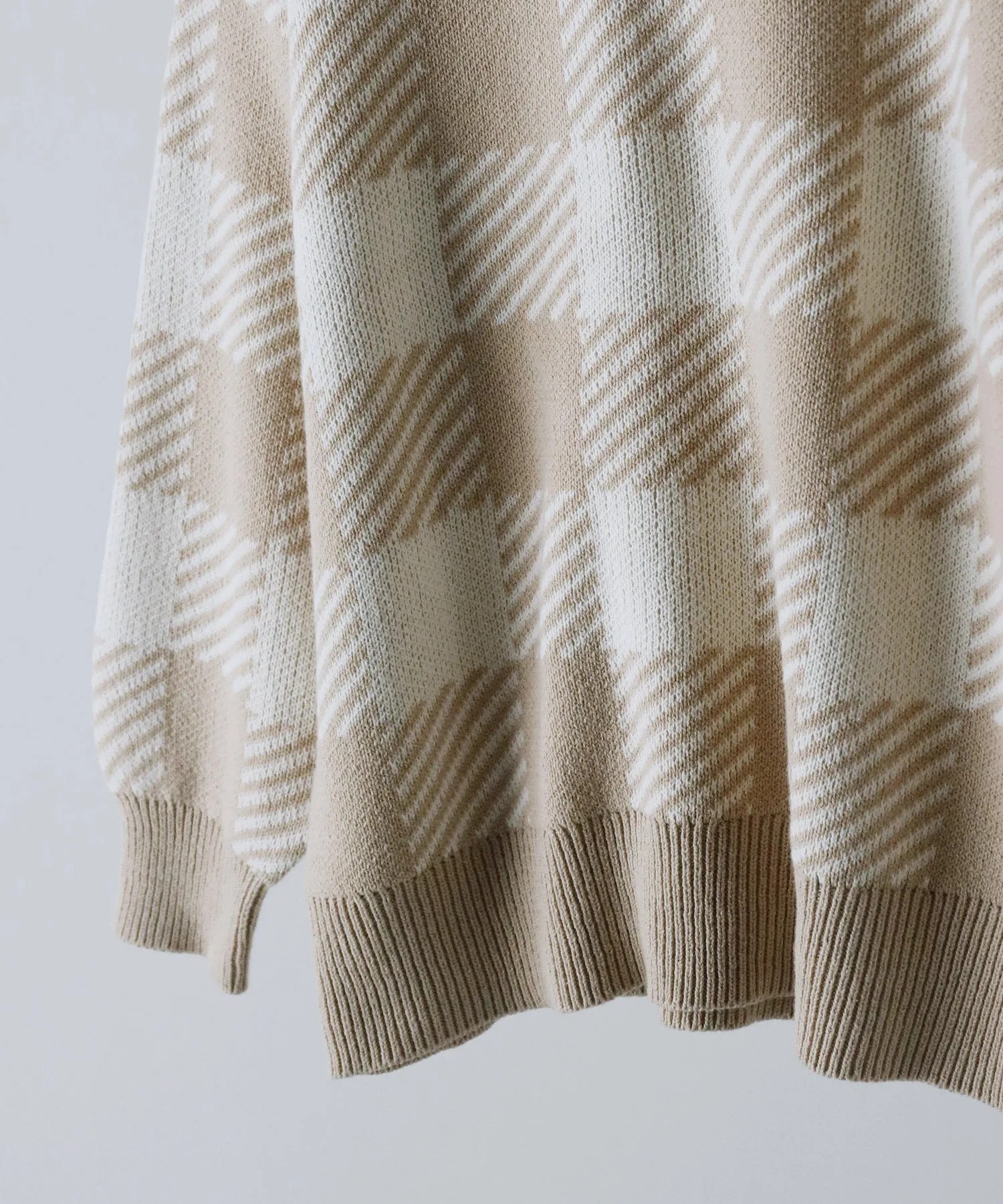 Jacquard v-neck knit tops