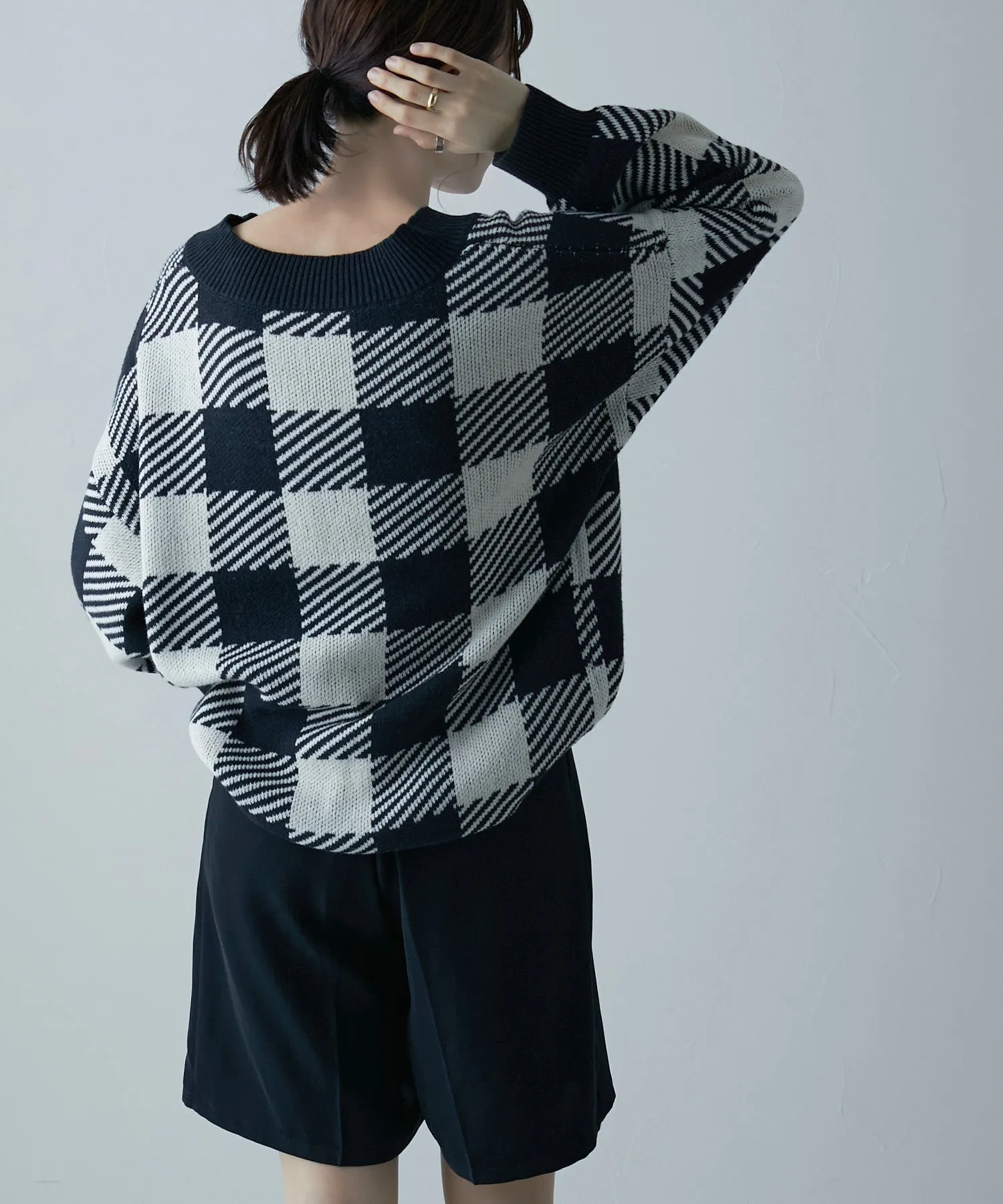 Jacquard v-neck knit tops