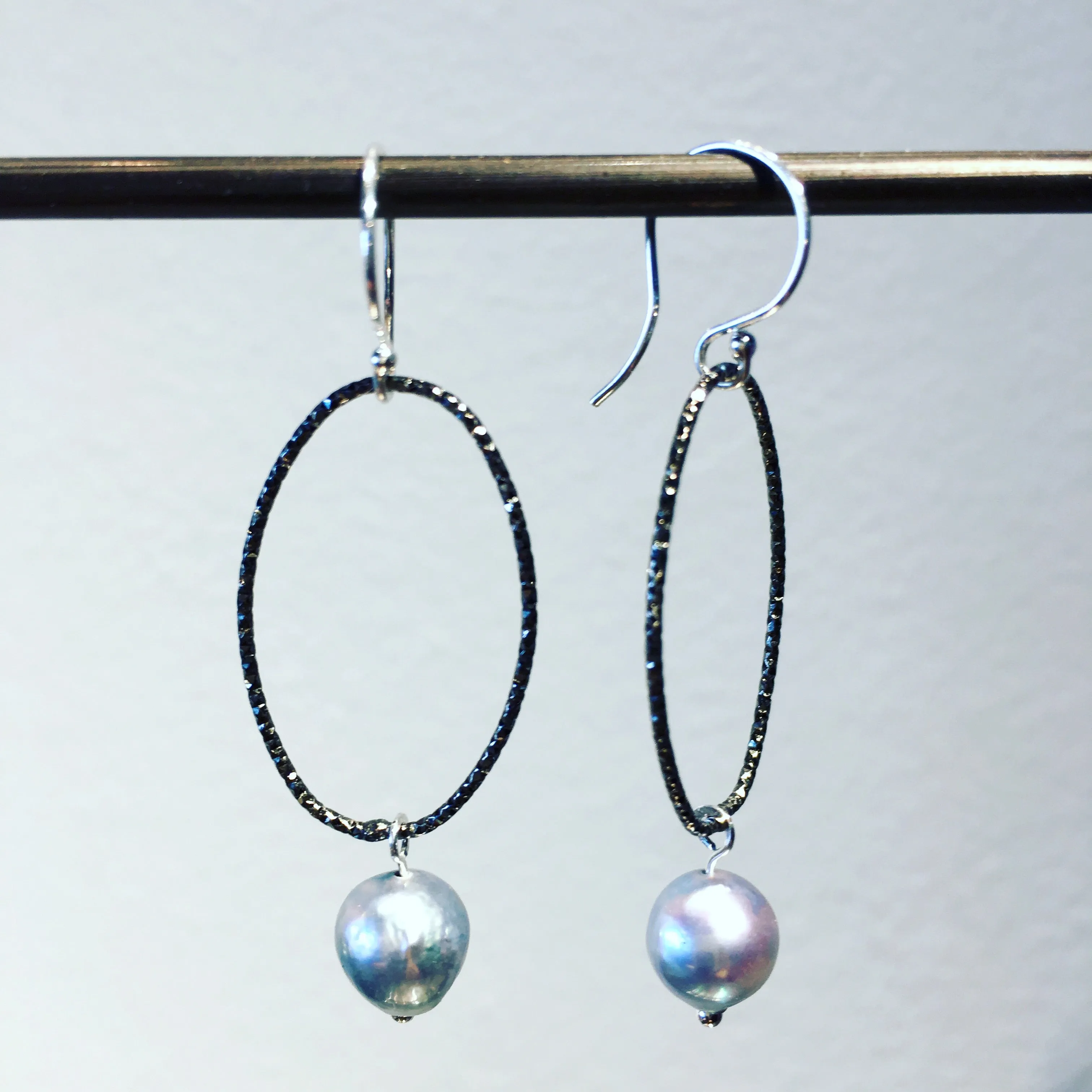 oxi oval earrings in baroque gray pearls